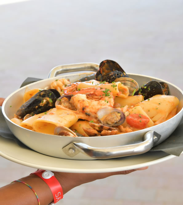 Piatto di pasta ai frutti di mare con cozze e gamberi in salsa rossa.
